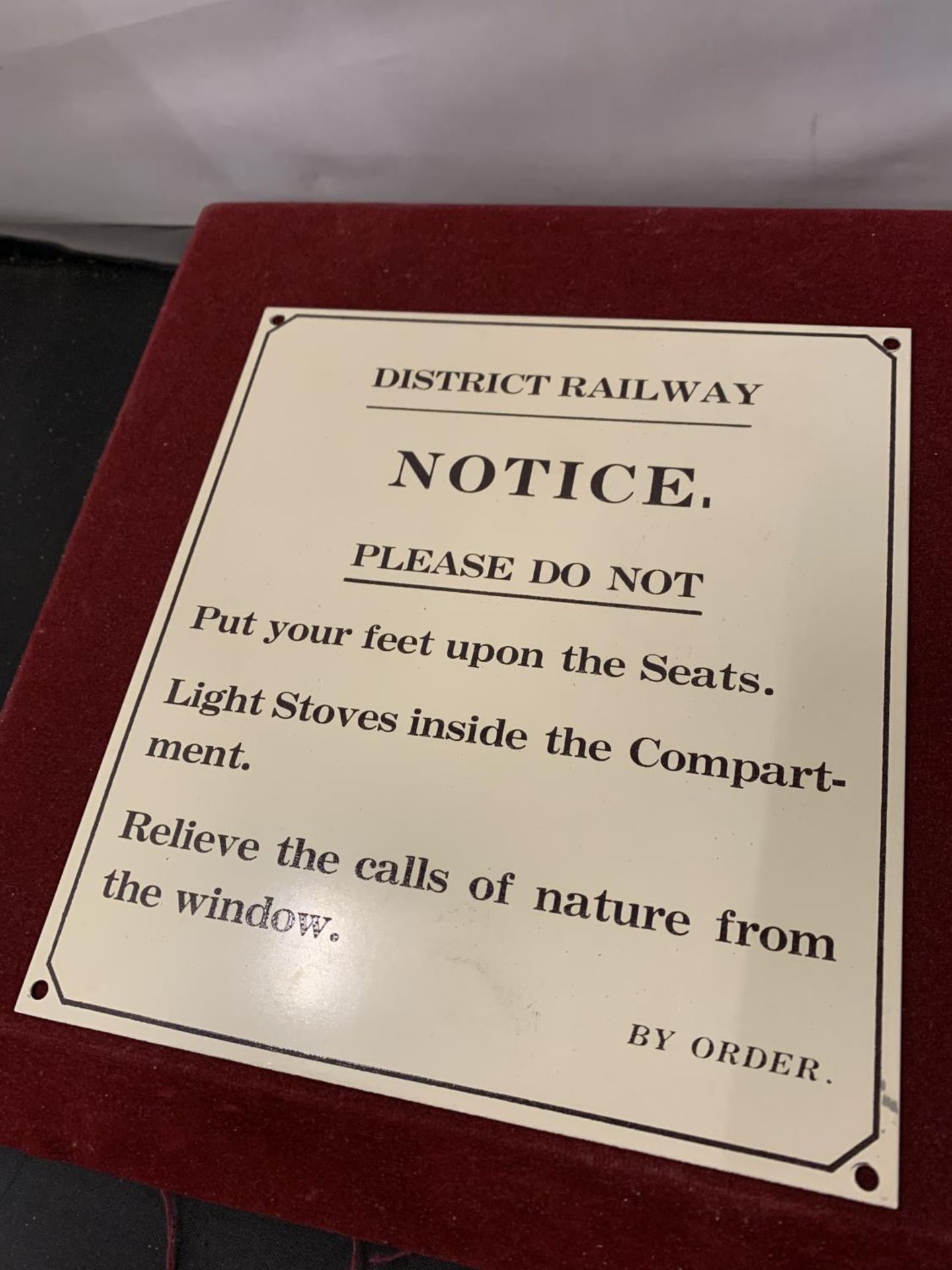 A DISTRICT RAILWAY METAL SIGN 17CM X 19CM - Image 2 of 2