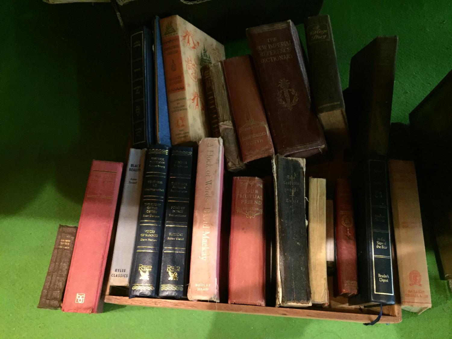 AN ASSORTMENT OF VARIOUS VINTAGE BOOKS TO INCLUDE ' A FLOCK OF WORDS ' BY DAVID MACKAY, 'BLACK