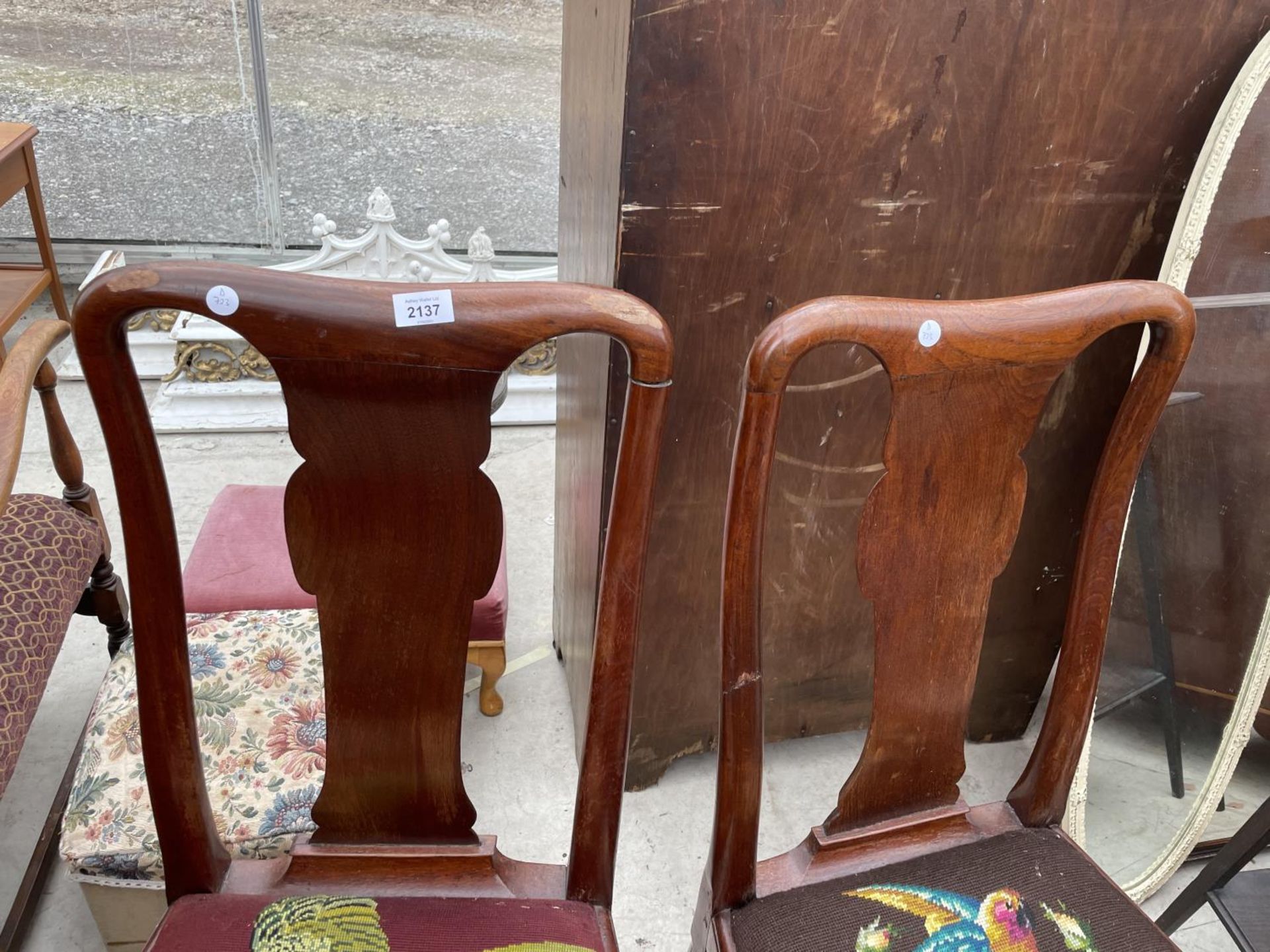 A PAIR OF QUEEN ANNE STYLE DINING CHAIRS, THE TAPERED SEATS WITH EXOTIC BIRD DECORATION - Image 2 of 5