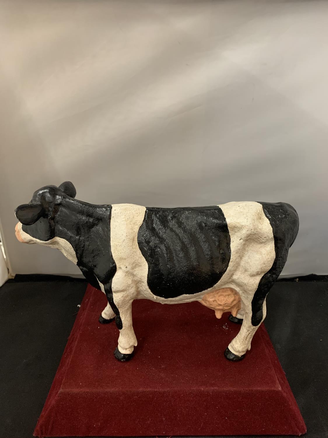 A HEAVY CAST HAND PAINTED BLACK AND WHITE COW DOORSTOP WEIGHING APPROXIMATELY 5 KG H: 20CM - Image 3 of 3