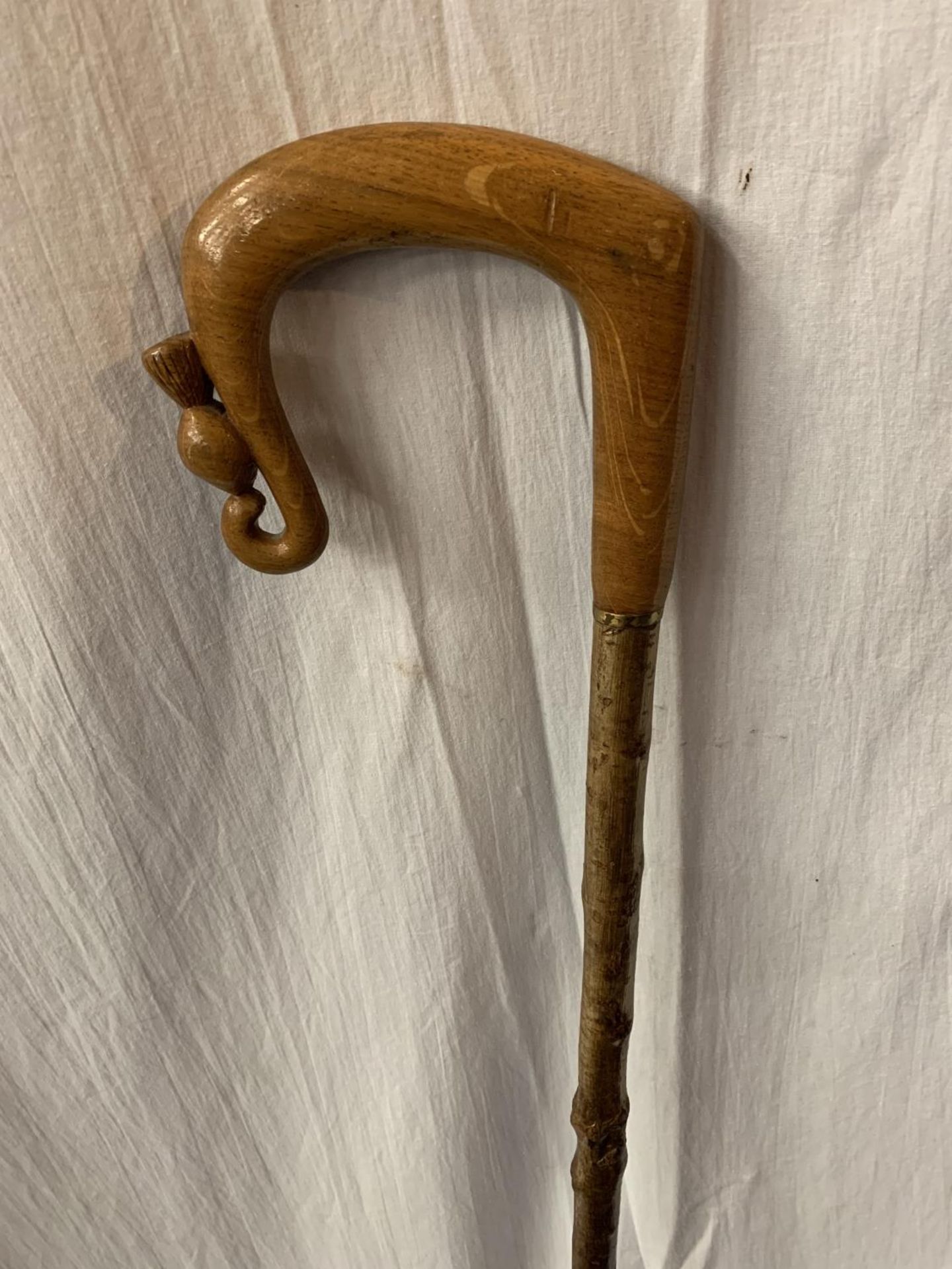 A VINTAGE SHEPHERDS CROOK WITH CARVED THISTLE DETAIL - Image 2 of 5