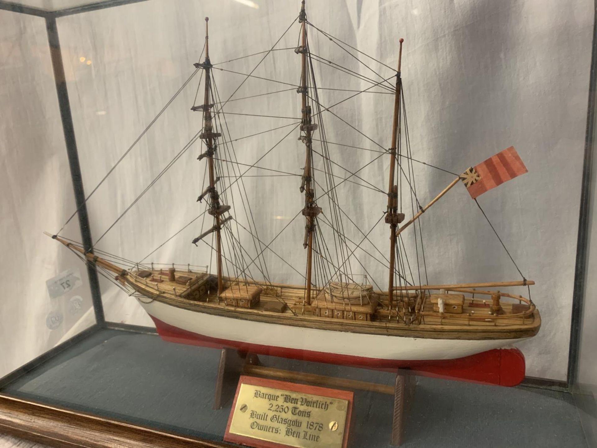 A MODEL BEN LINE BARQUE 'BEN VOIRLICH' BOAT IN A GLASS CASE 33CM X 43.5CM - Image 3 of 4