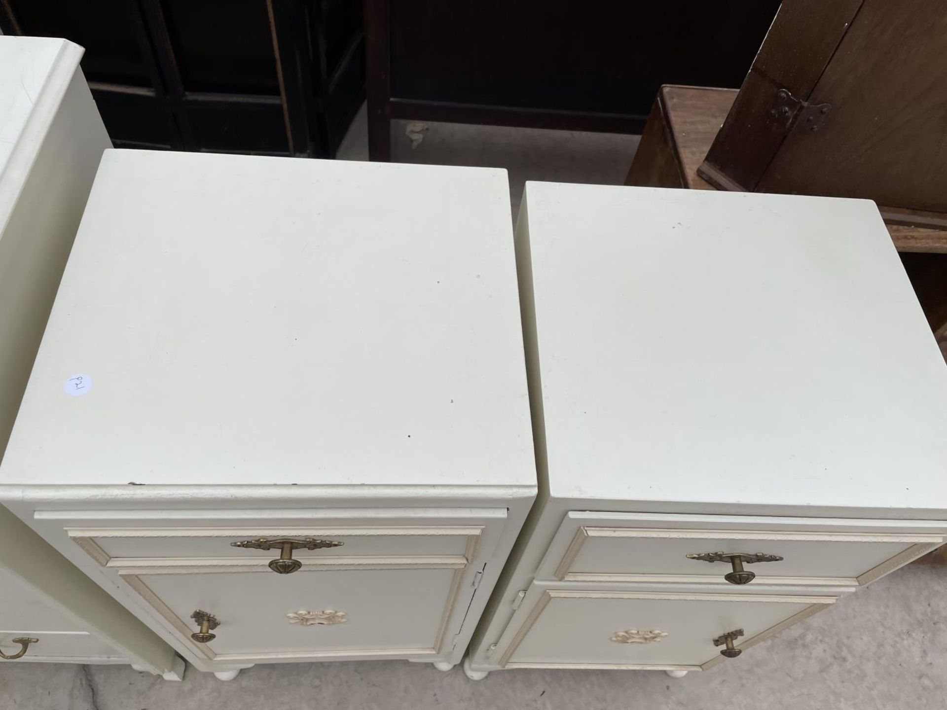 A WHITE/GILT FOUR DRAWER CHEST AND TWO SIMILAR BEDSIDE LOCKERS - Image 5 of 6