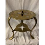 AN ENGLISH VICTORIAN HEAVY BRASS TRI FOOTED TRIVET STAND H:30CM