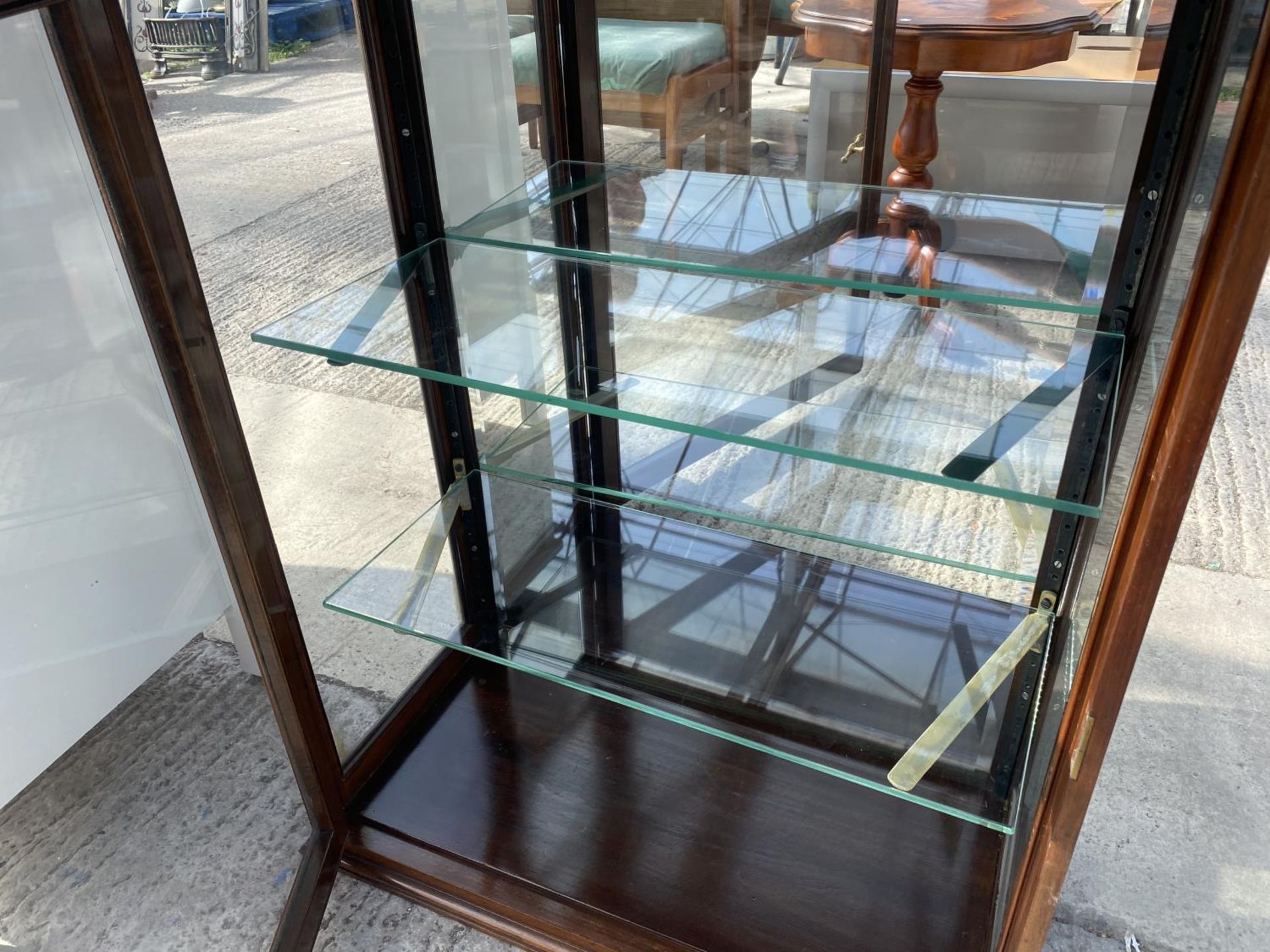 A MAHGOANY COUNTER TOP SHOP DISPLAY CABINET WITH MIRRORED BACK, TWO GLASS SHEVLES AND PATENT BRASS - Image 4 of 5