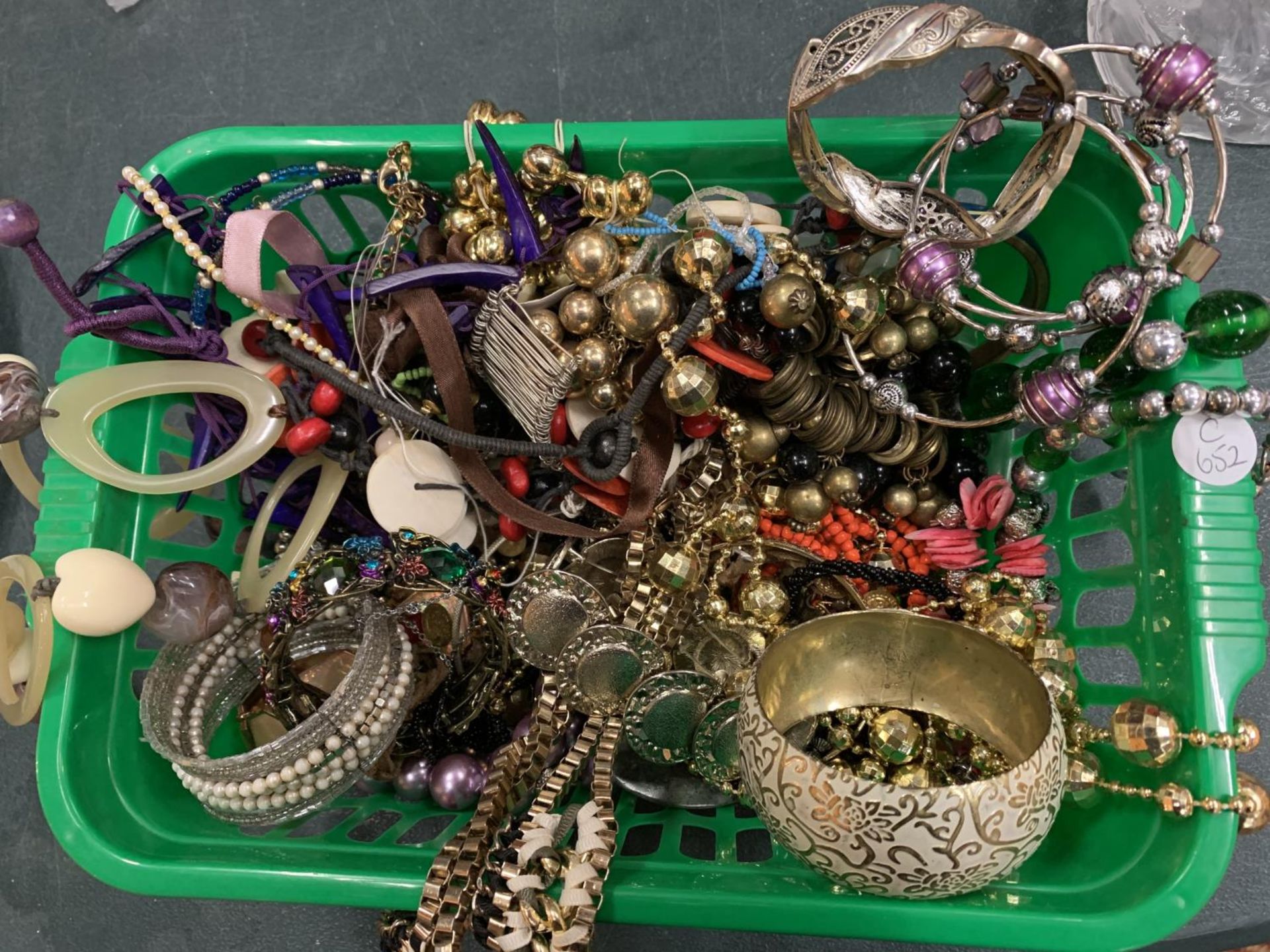 A COLLECTION OF COSTUME JEWELLERY TO INCLUDE NECKLACES, BRACELETS/BANGLES ETC - Image 5 of 5