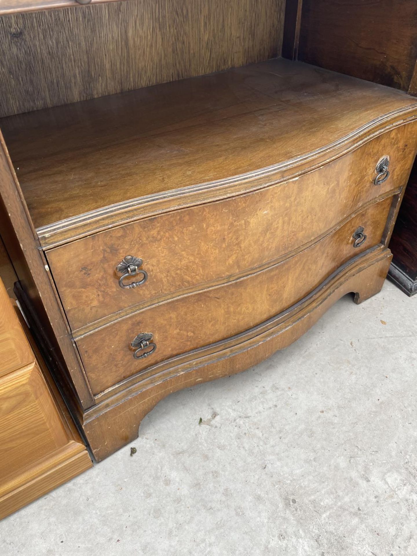 A REPRODUCTION WALNUT SERPENTINE RONTED TWO DRAWER CHEST WITH OPEN SECTION ABD SLIDE W: 31 INCHES - Image 3 of 4