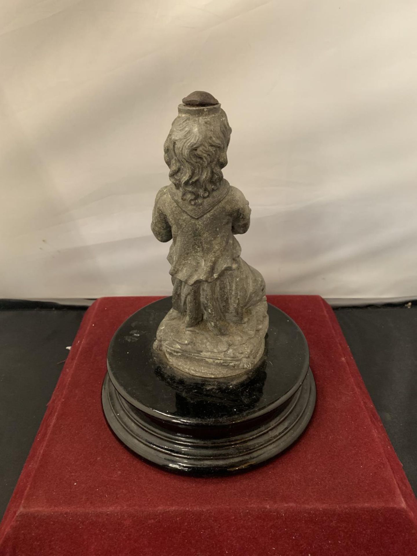 A VINTAGE SPELTER FIGURINE ON A PLINTH IN THE FORM OF AN ANGEL H: 23CM - Image 3 of 3