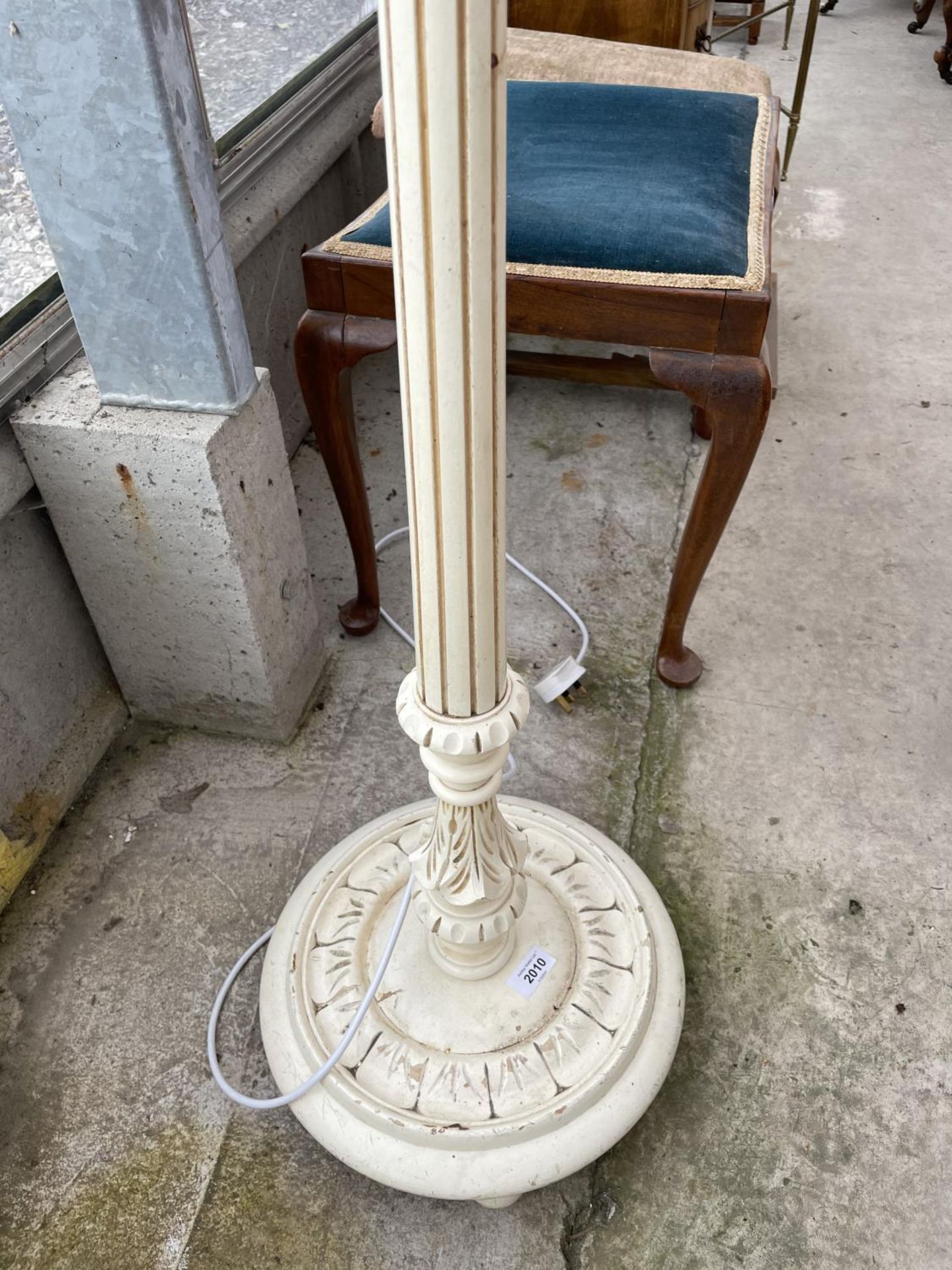 A CREAM AND GILT STANDARD LAMP COMPLETE WITH SHADE - Image 3 of 3