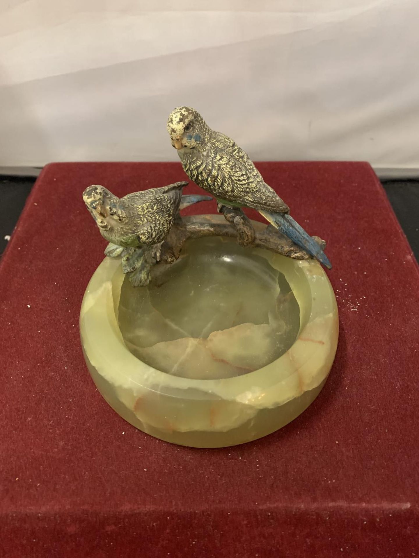 AN ONYX DISH WITH A PAIR OF COLD PAINTED BRONZE PARAKEET FIGURES D:11CM H: 9.5CM - Image 2 of 4