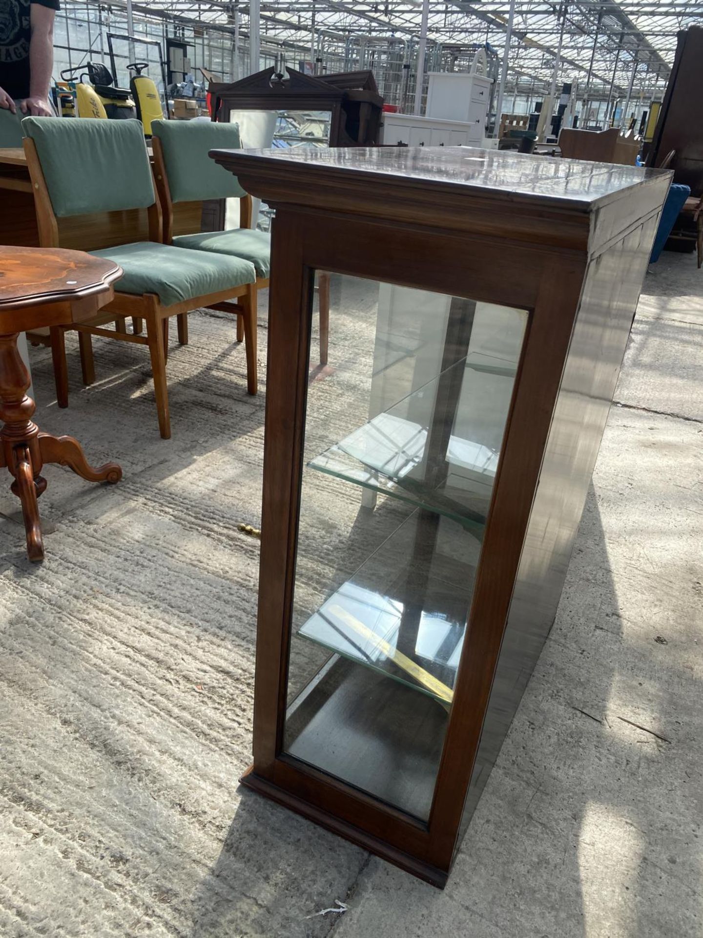 A MAHGOANY COUNTER TOP SHOP DISPLAY CABINET WITH MIRRORED BACK, TWO GLASS SHEVLES AND PATENT BRASS - Image 5 of 5