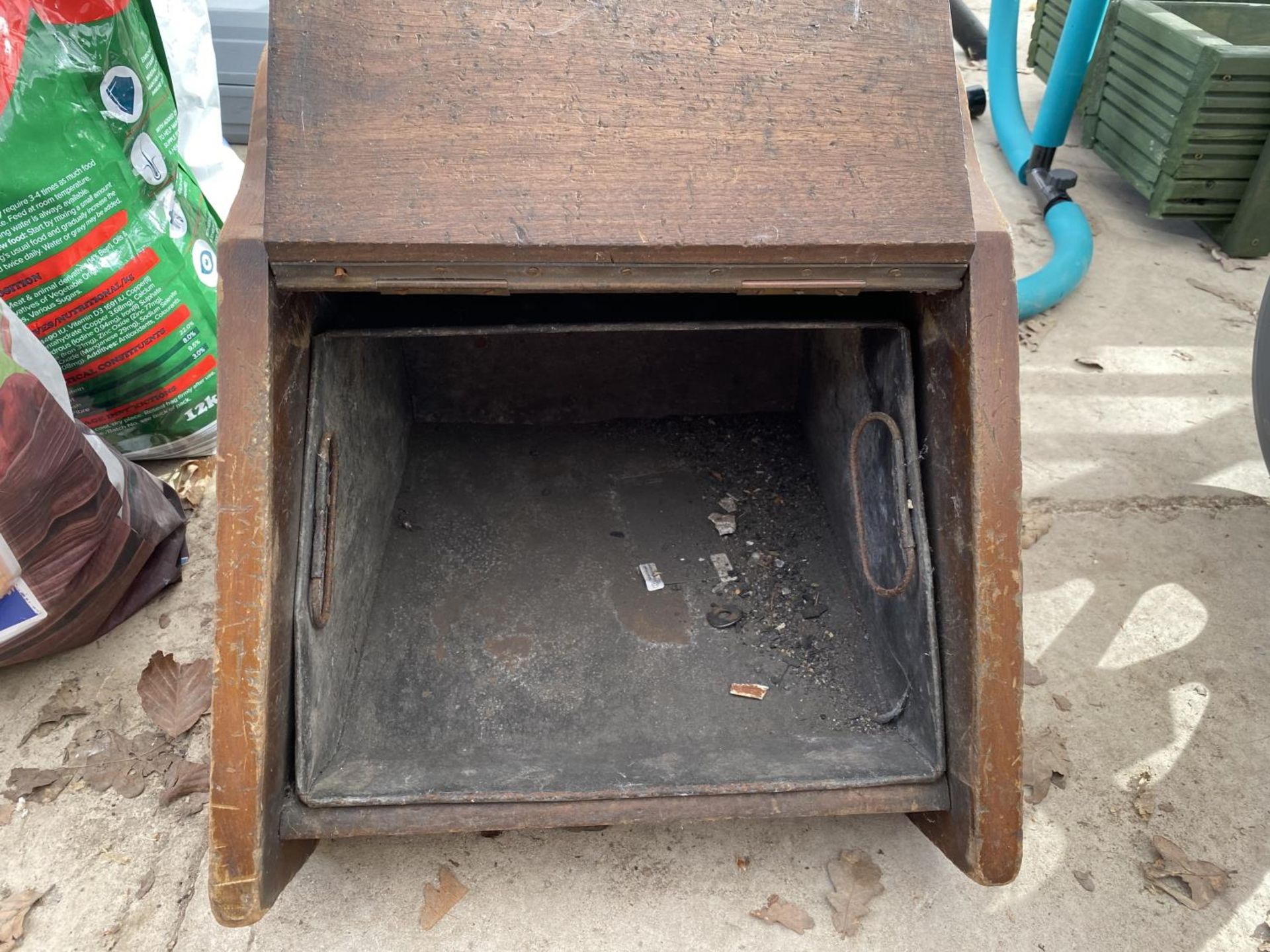 A WODDEN COAL BUCKET WITH METAL LINER AND A FURTHER DECORATIVE BRASS MAGAZINE RACK - Image 4 of 4