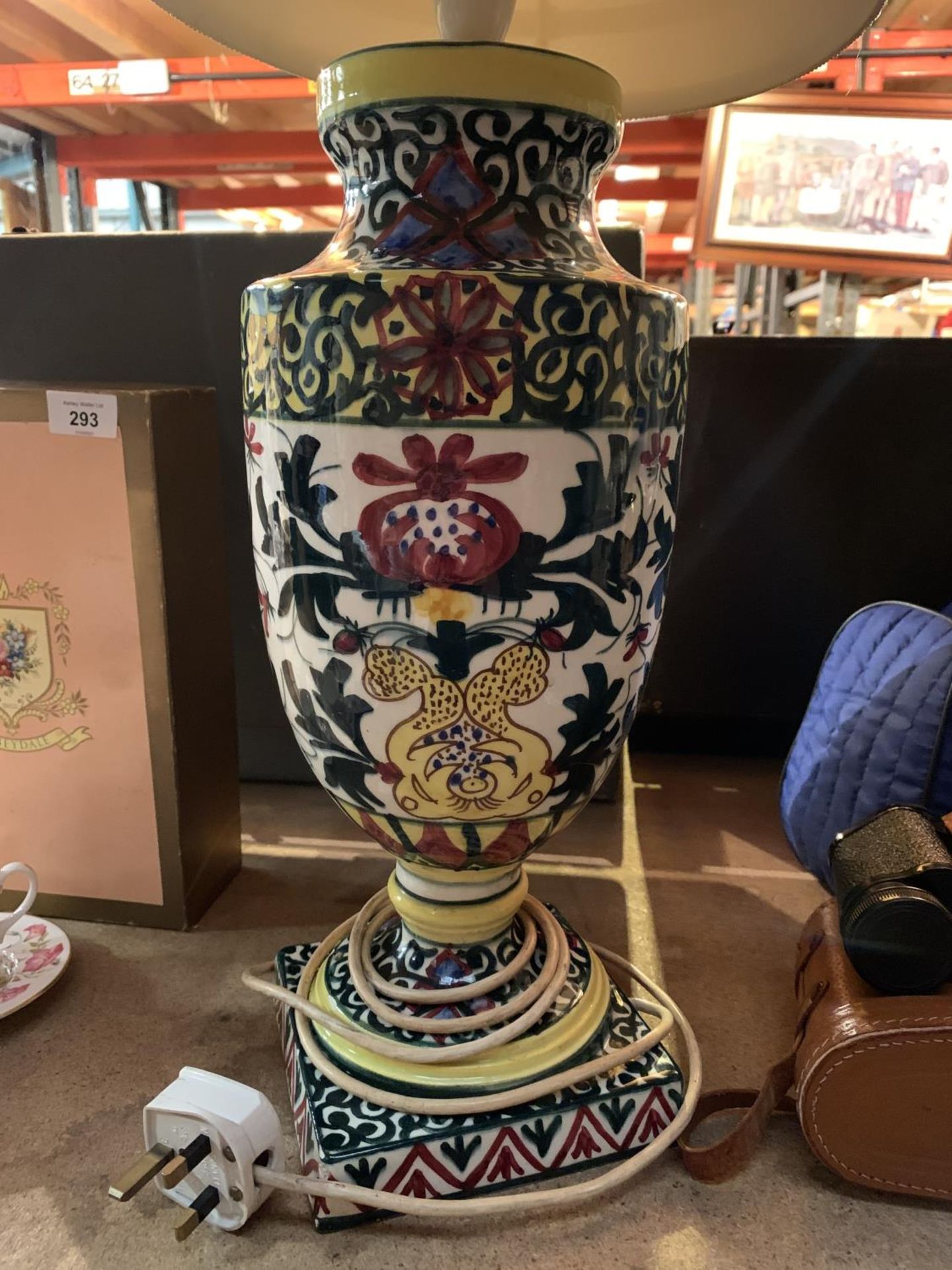 A LARGE SPANISH CERAMIC HAND PAINTED TABLE LAMP A/F - H:42CM (TO TOP OF BASE) - Image 2 of 4