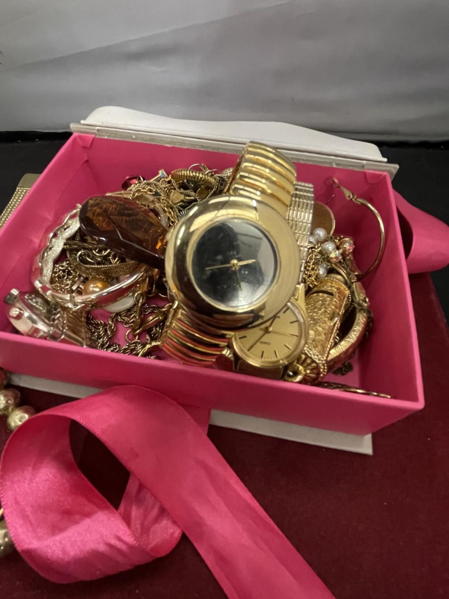 A BOX OF ASSORTED COSTUME JEWELLERY TO INCLUDE NECKLACES, WATCHES, BRACELETS ETC - Image 4 of 4