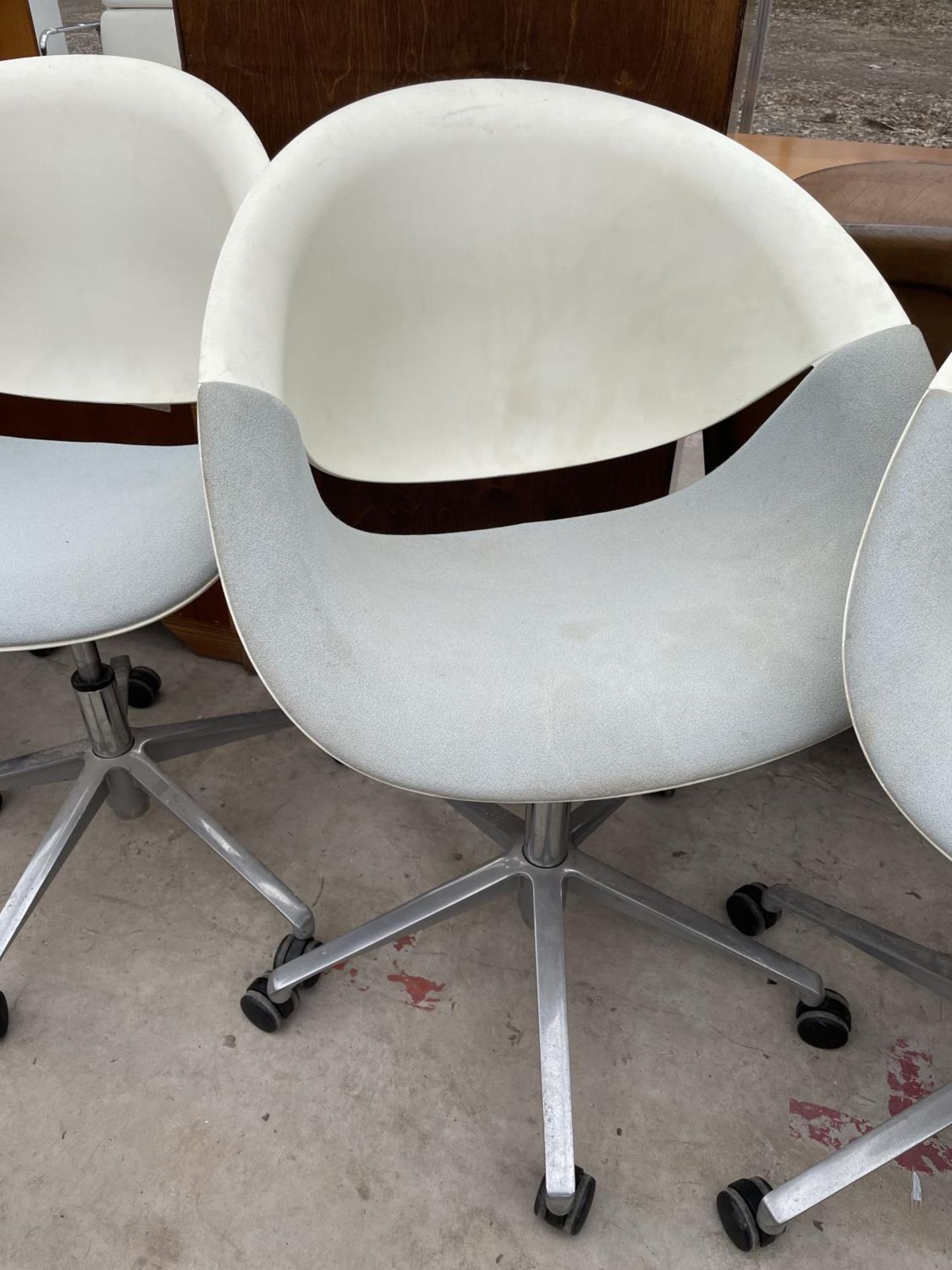 A SET OF FOUR 1970s EGG CHAIRS WITH POLYPROPOLENE SEATS ON ALLOY AND CHROME BASE - Image 5 of 6