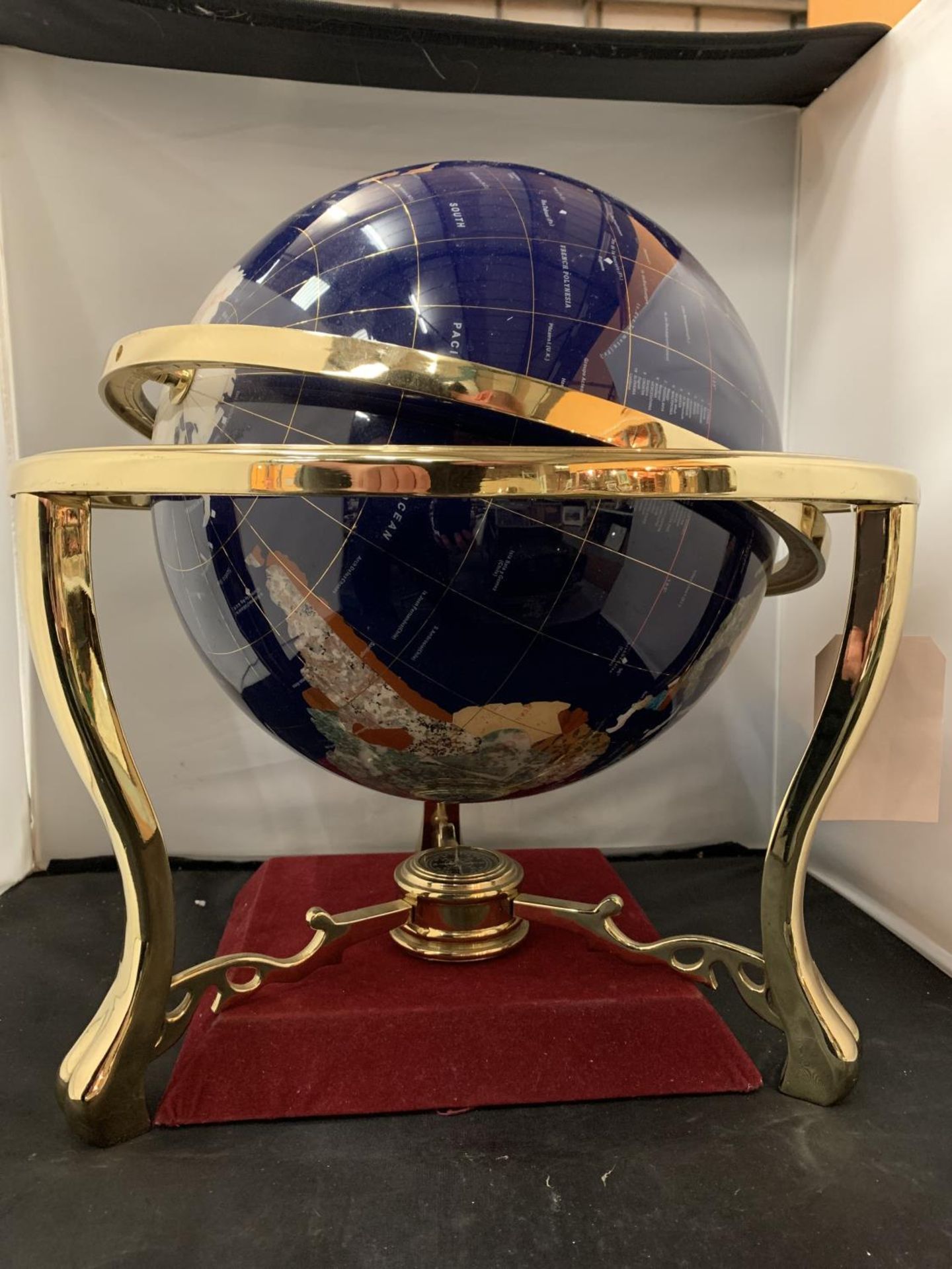A LAPIZ LAZULI AGATE GEMSTONE HANDCRAFTED LARGE GLOBE INCORPORATING A COMPASS H:46CM - Image 3 of 4