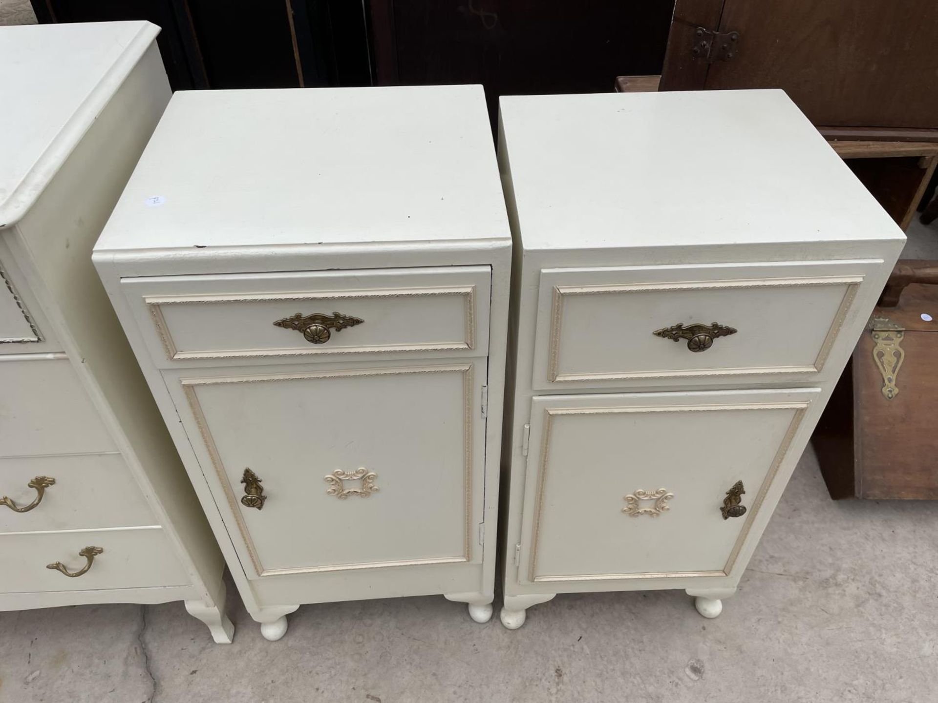 A WHITE/GILT FOUR DRAWER CHEST AND TWO SIMILAR BEDSIDE LOCKERS - Image 4 of 6