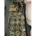 A SELECTION OF BRASSWARE TO INCLUDE HORSE BRASSES, A GAVEL, A HINGE LIDDED BOX ETC
