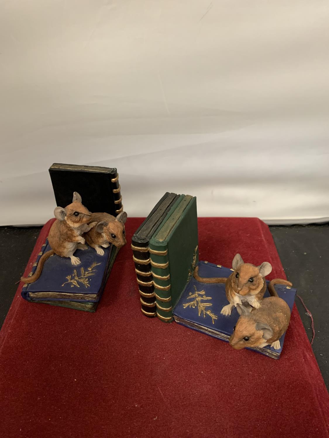 A PAIR OF TEVIOTDALE MOUSE THEMED BOOK ENDS AND TWO FIGURINES OF MICE WITH QUILLS IN BOXES (NOT - Image 2 of 5