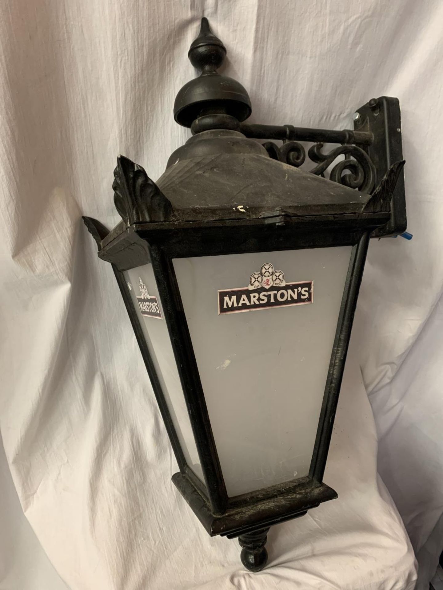 A CAST METAL VINTAGE EXTERIOR PUB LIGHT H: APPROXIMATELY 80CM - Image 2 of 5