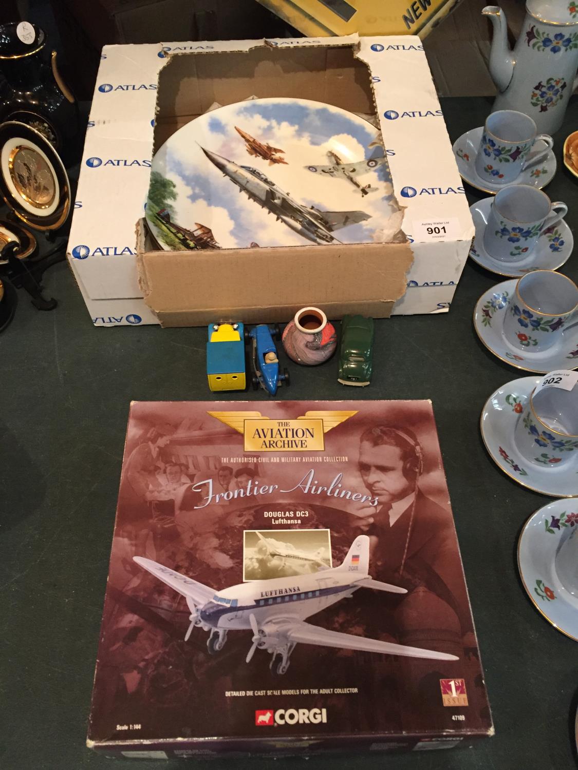 AN ATLAS COLLECTABLE PLATE 'ROYAL AIR FORCE 75TH ANNIVERSARY 1918 - 1993' AND A BOXED MODEL CAST '