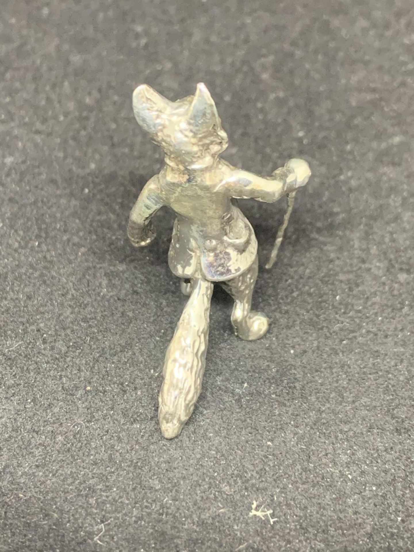 A MINIATURE SILVER STANDING FOX WITH CANE - Image 3 of 4