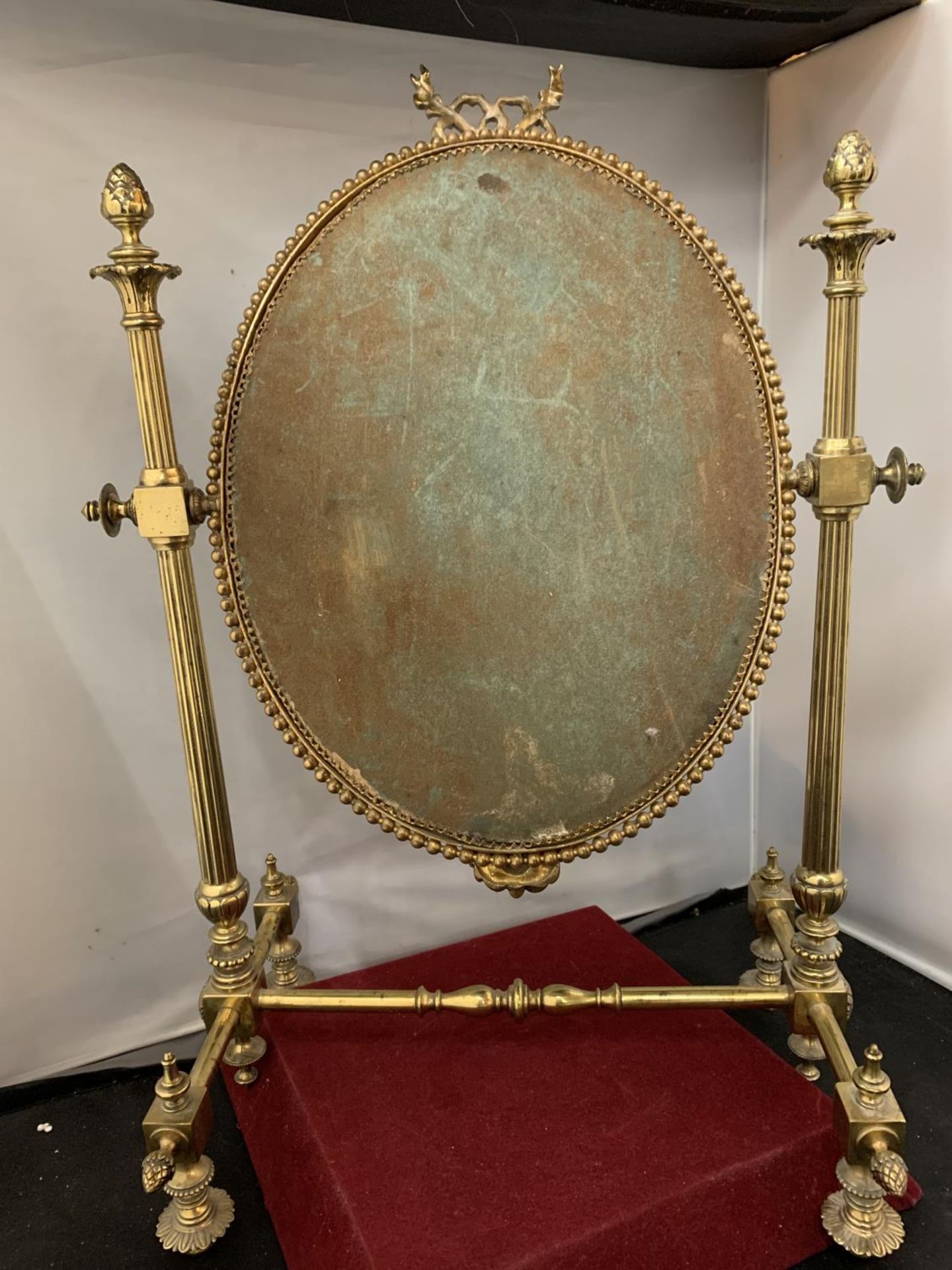 A DECORATIVE VINTAGE BRASS SWIVEL DRESSING TABLE MIRROR ON A STAND TOTAL H: 25CM - Image 4 of 4