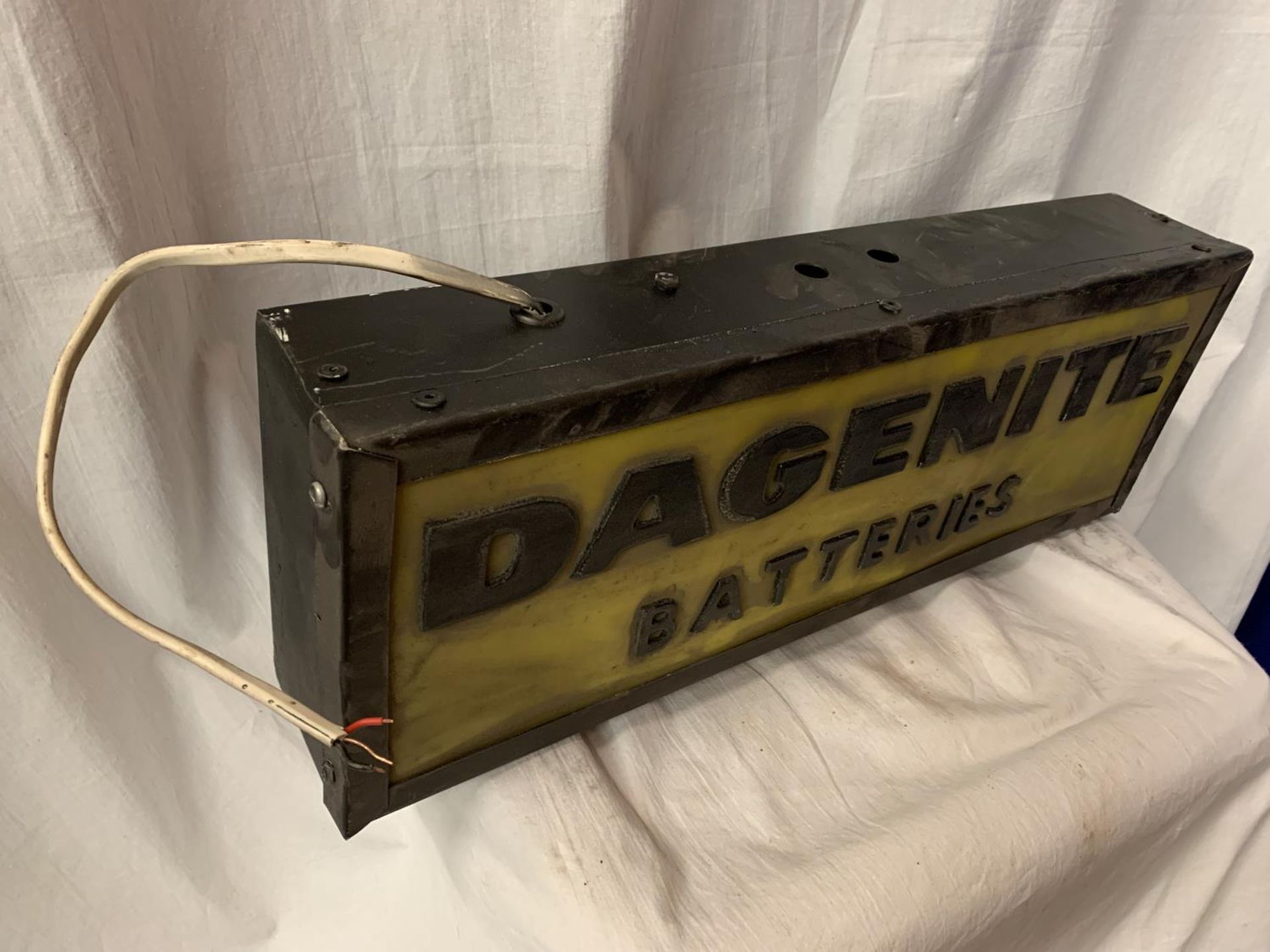 AN ILLUMINATED 'DAGENITE BATTERIES' SIGN - Image 3 of 4