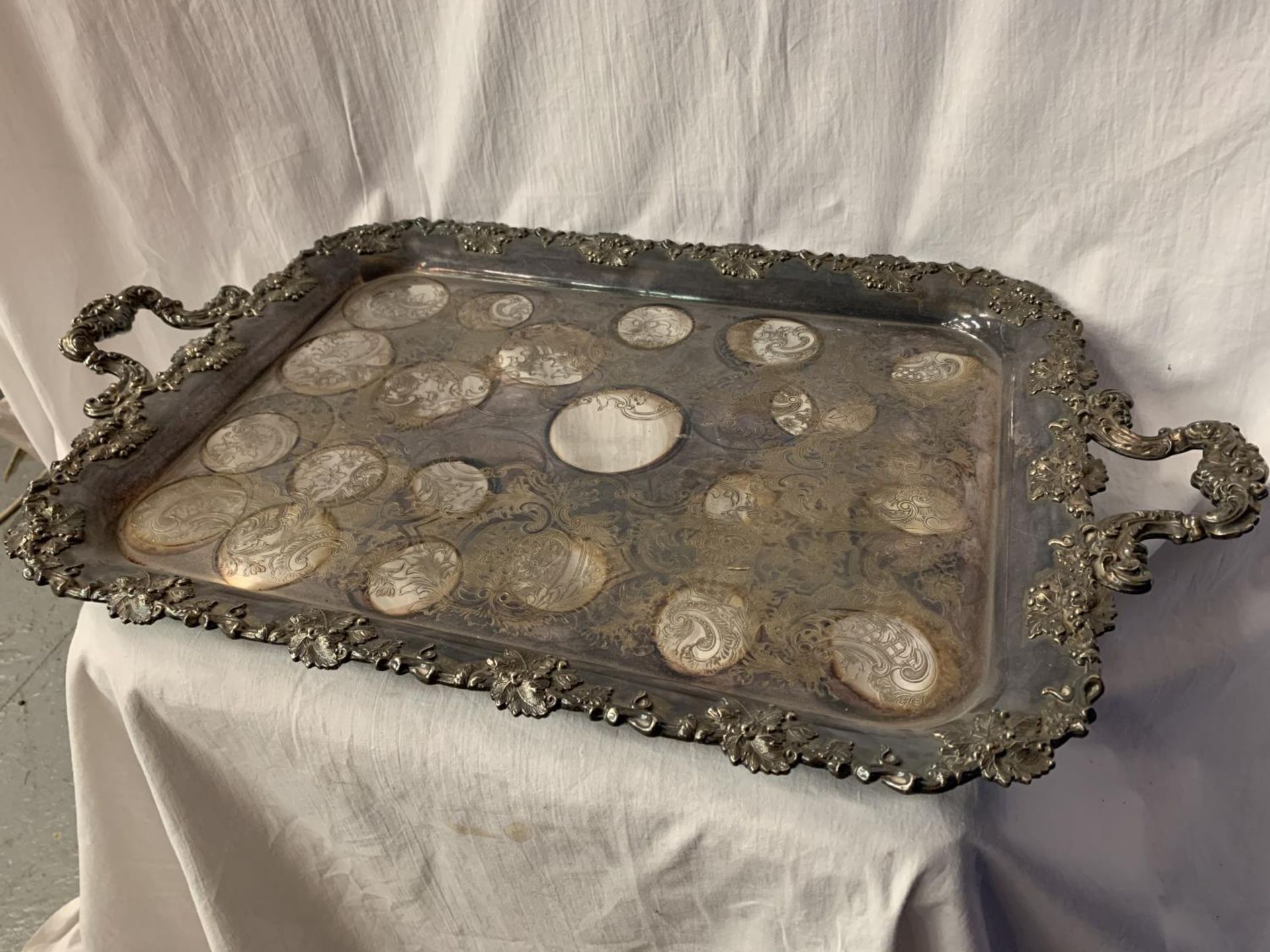 A LARGE ORNATE TWIN HANDLED SILVER PLATED DRINKS TRAY 45CM X 69CM - Image 3 of 5