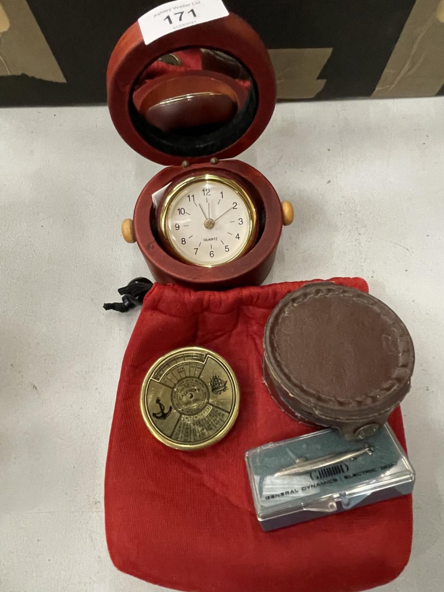 AN ASSORTMENT OF ITEMS TO INCLUDE A BRASS COMPASS, A FOR 50 YRS CALENDAR 1992-2041, A SUBMARINE