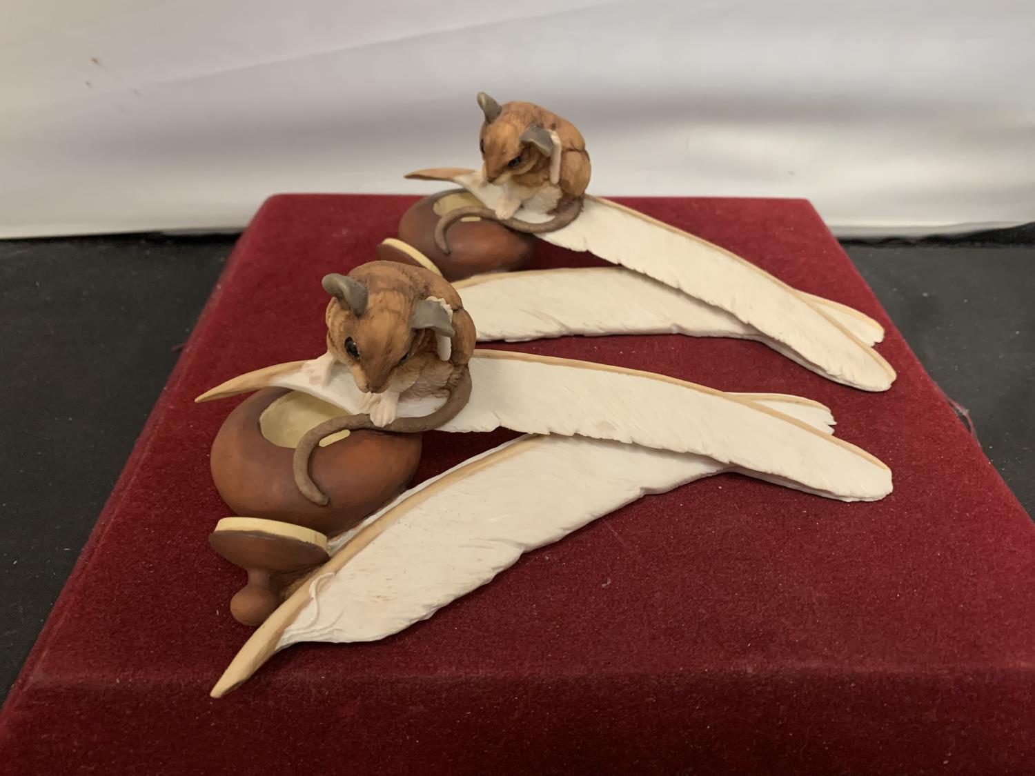 A PAIR OF TEVIOTDALE MOUSE THEMED BOOK ENDS AND TWO FIGURINES OF MICE WITH QUILLS IN BOXES (NOT - Image 4 of 5