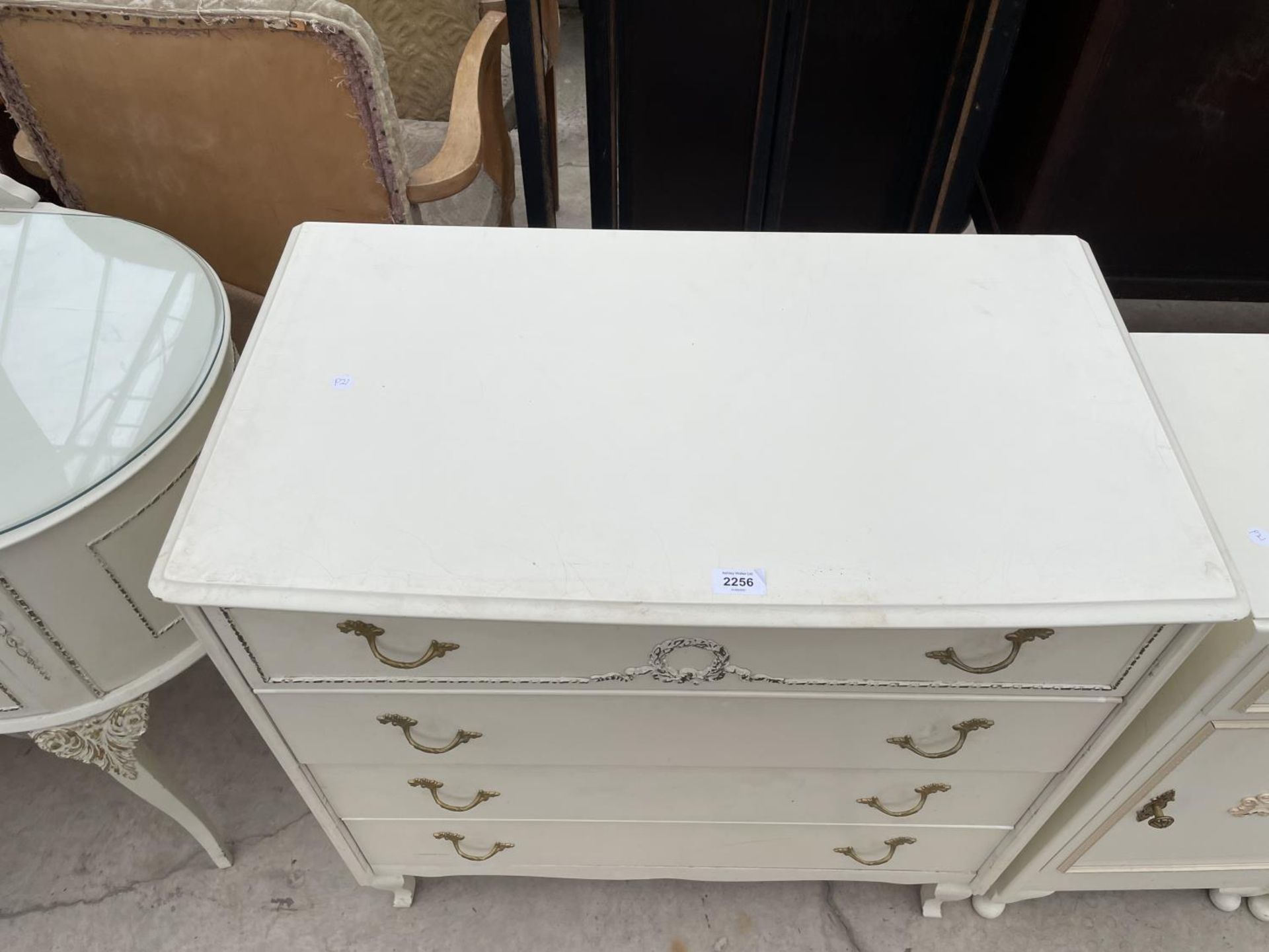 A WHITE/GILT FOUR DRAWER CHEST AND TWO SIMILAR BEDSIDE LOCKERS - Image 2 of 6