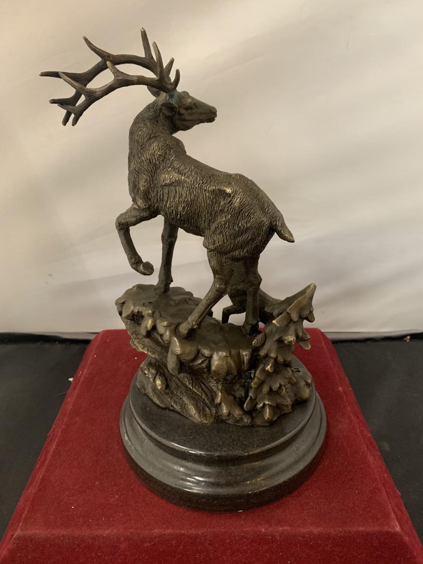 A BRONZE IN THE FORM OF A STAG AND FAWN MOUNTED ON A WOODEN BASE H:APPROXIMATELY 28CM - Image 4 of 4