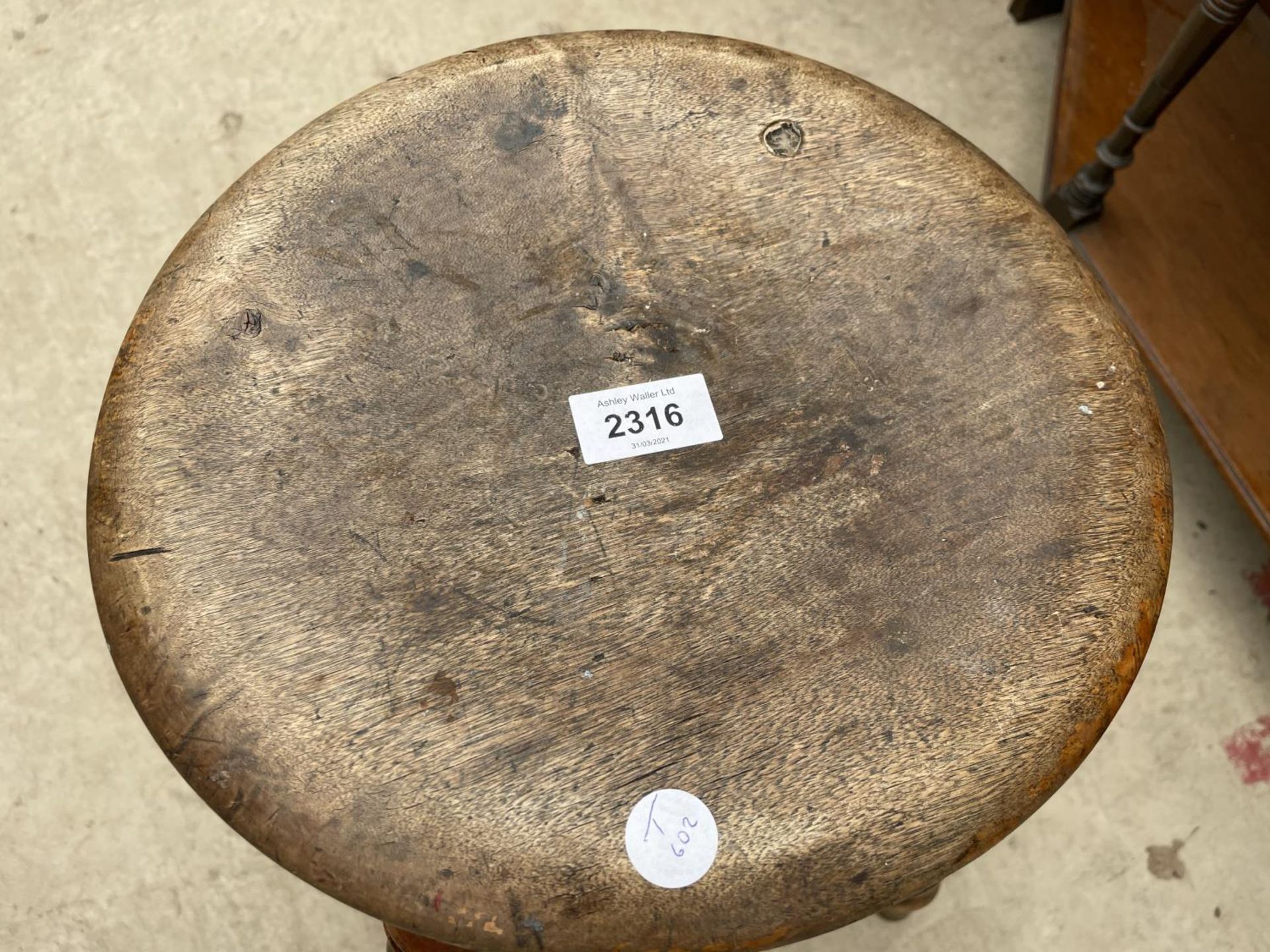 A VICTORIAN ROUND STOOL ON FOUR TURNED LEGS - Image 2 of 4