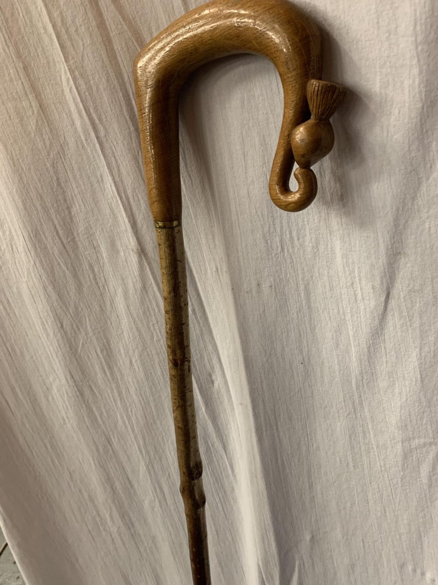 A VINTAGE SHEPHERDS CROOK WITH CARVED THISTLE DETAIL - Image 5 of 5