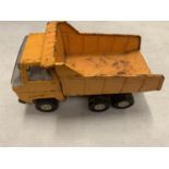 A VINTAGE ORANGE DIE CAST DUMPER TRUCK (MADE IN SPAIN) - L:35CM H:18CM