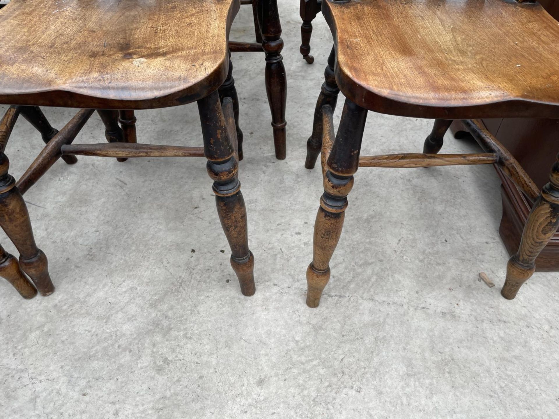 A SET OF FOUR VICTORIAN LATH-BACK KITCHEN CHAIRS - Image 5 of 6