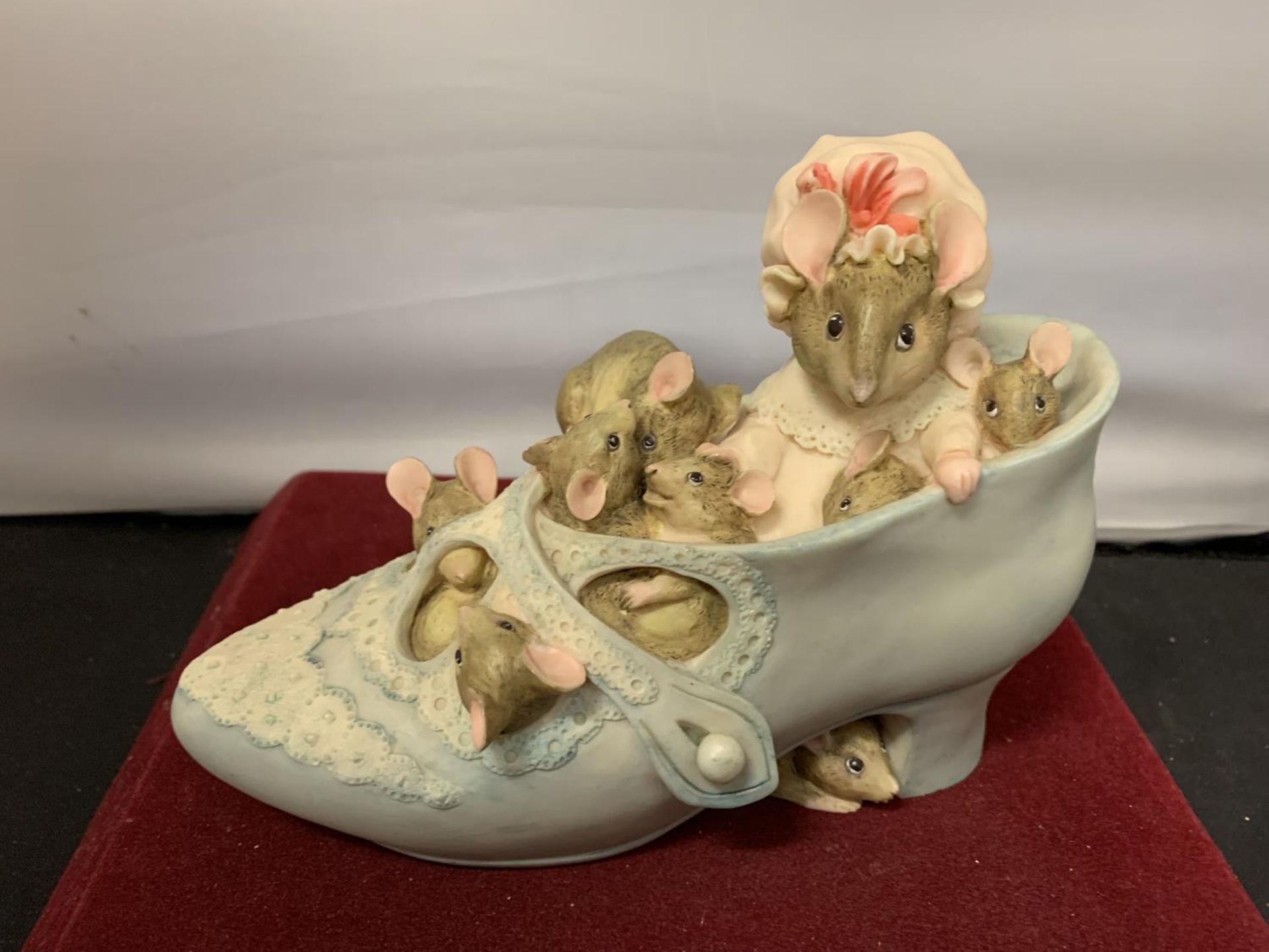 A BORDER FINE ARTS MONEY BOX MOUSE THEMED THERE WAS AN OLD WOMAN WHO LIVED IN A SHOE