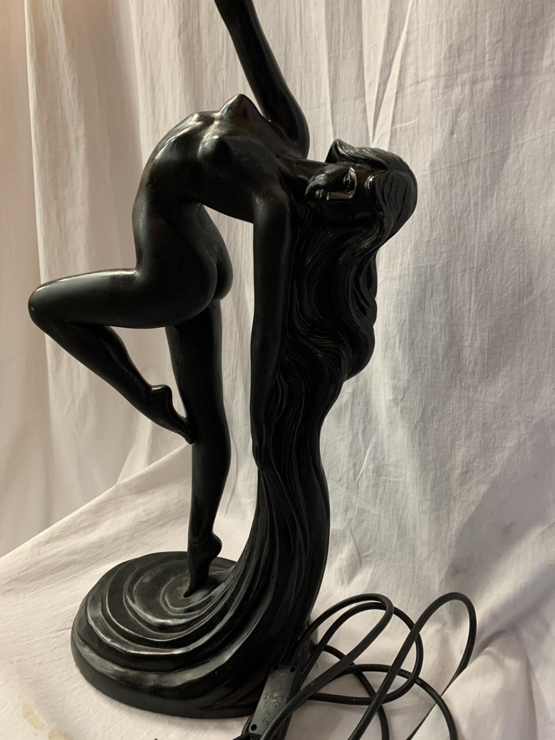A SPELTER TABLE LAMP IN THE FORM OF A NUDE H:WITH GLASS SHADE 79CM (REPAIR TO HAND) - Image 4 of 7