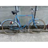 A VINTAGE CARLTON CYCLONE GENTS BIKE WITH 5 SPEED GEAR SYSTEM
