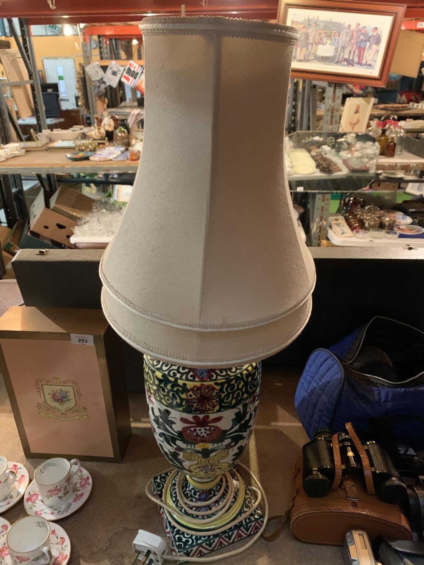 A LARGE SPANISH CERAMIC HAND PAINTED TABLE LAMP A/F - H:42CM (TO TOP OF BASE) - Image 3 of 4