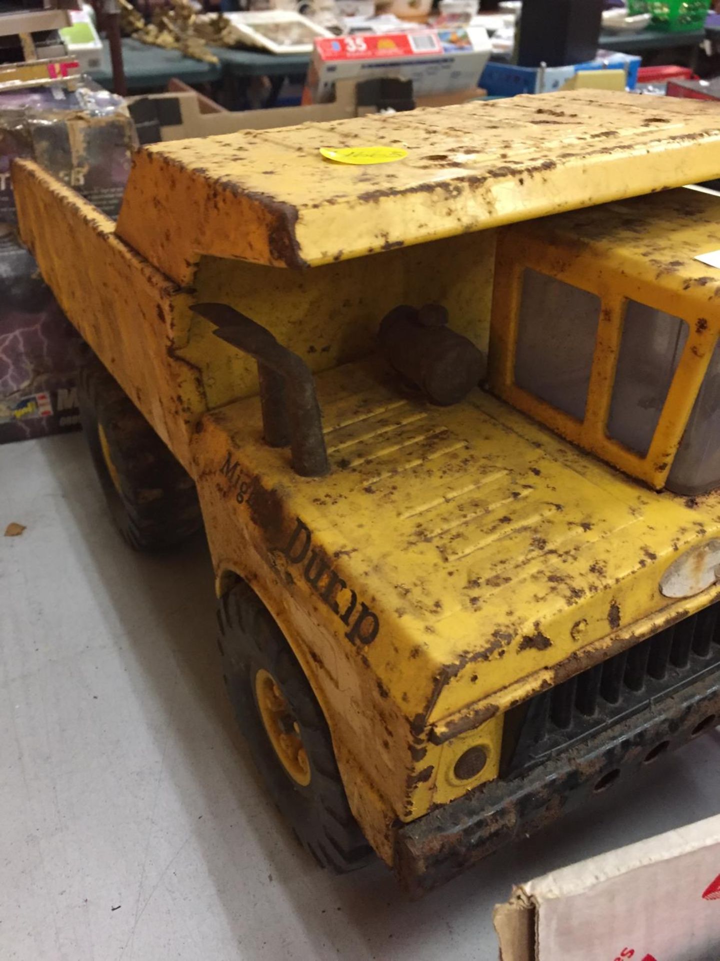 A TONKA MIGHTY DUMP TRUCK - Image 3 of 3