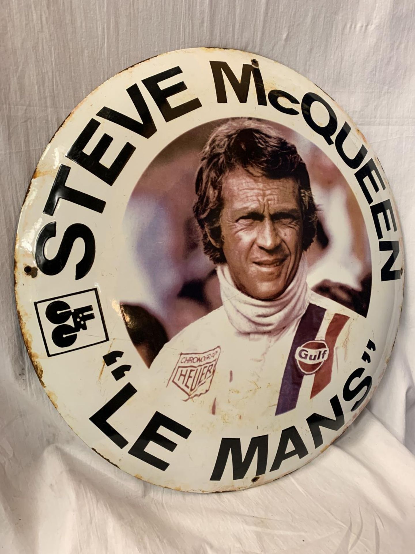 A LARGE ROUND ENAMEL 'STEVE MCQUEEN "LE MANS" ' SIGN DIAMETER 60CM - Image 2 of 5