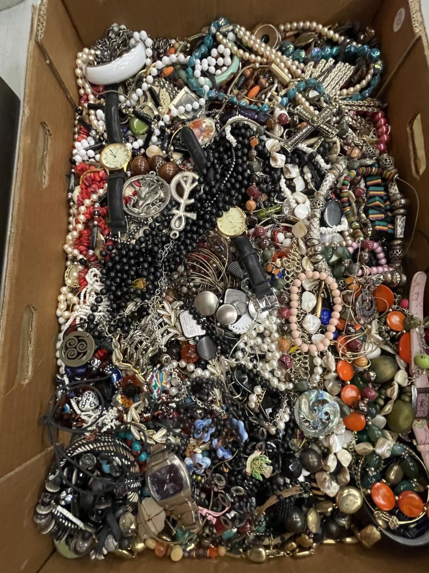 A VERY LARGE QUANTITY OF COSTUME JEWELLERY