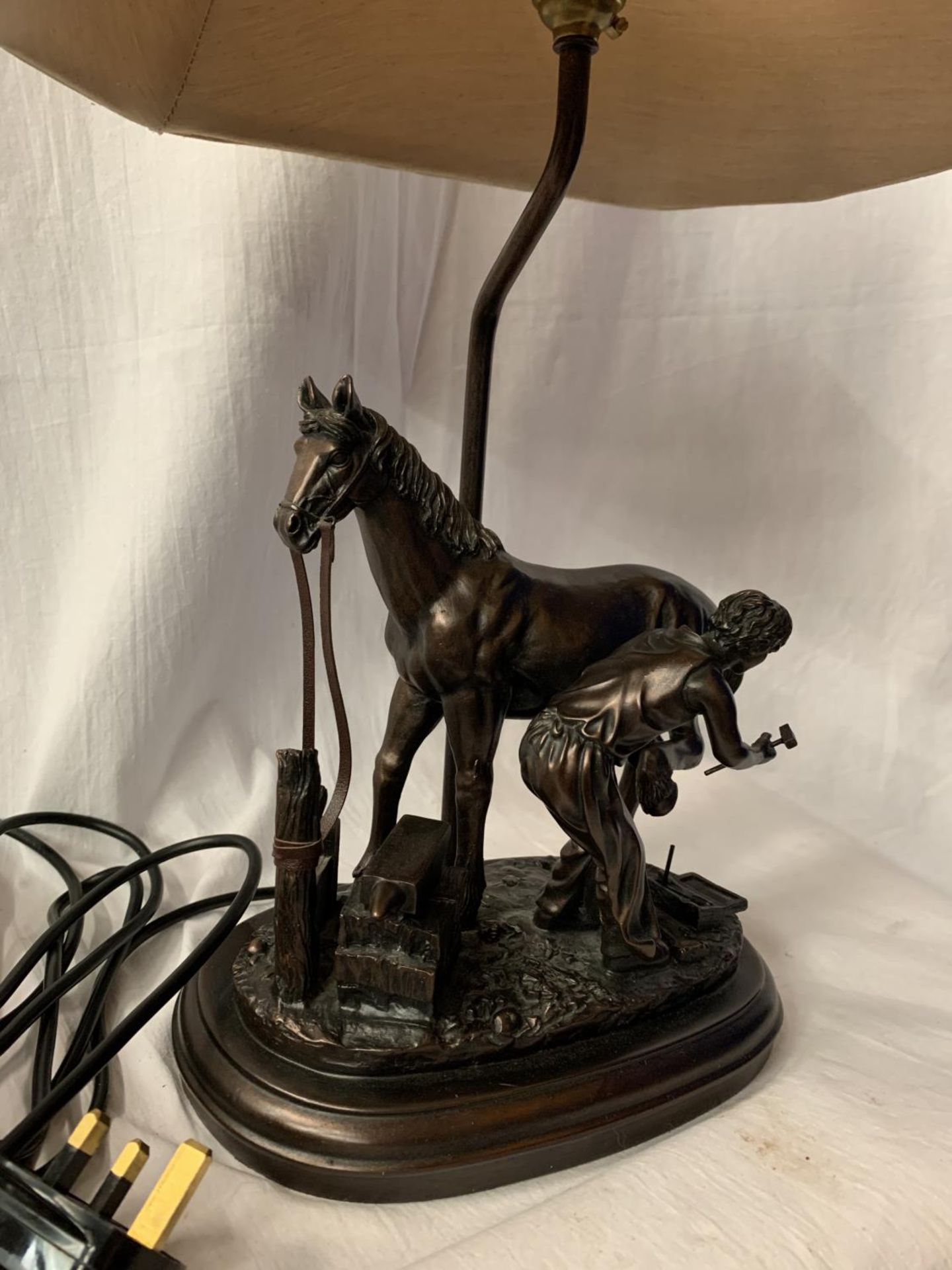 A HIGHLY DECORATIVE TABLE LAMP IN THE FORM OF A HORSE AND BLACKSMITH AT WORK H: TO BULB BASE 38CM - Image 3 of 5