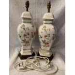 A PAIR OF DECORATIVE CERAMIC TABLE LAMPS WITH A FLORAL DESIGN