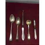 FIVE HALLMARKED SILVER ITEMS TO INCLUDE SPOONS, BUTTON HOOK AND A LONDON HALLMARKED TWEEZERS