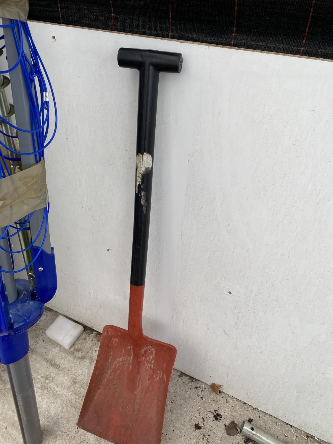 A PLASTIC SNOW SHOVEL AND A FURTHER PLASTIC GRAIN SHOVEL TO ALSO INCLUDE A WASHING LINE - Image 3 of 5