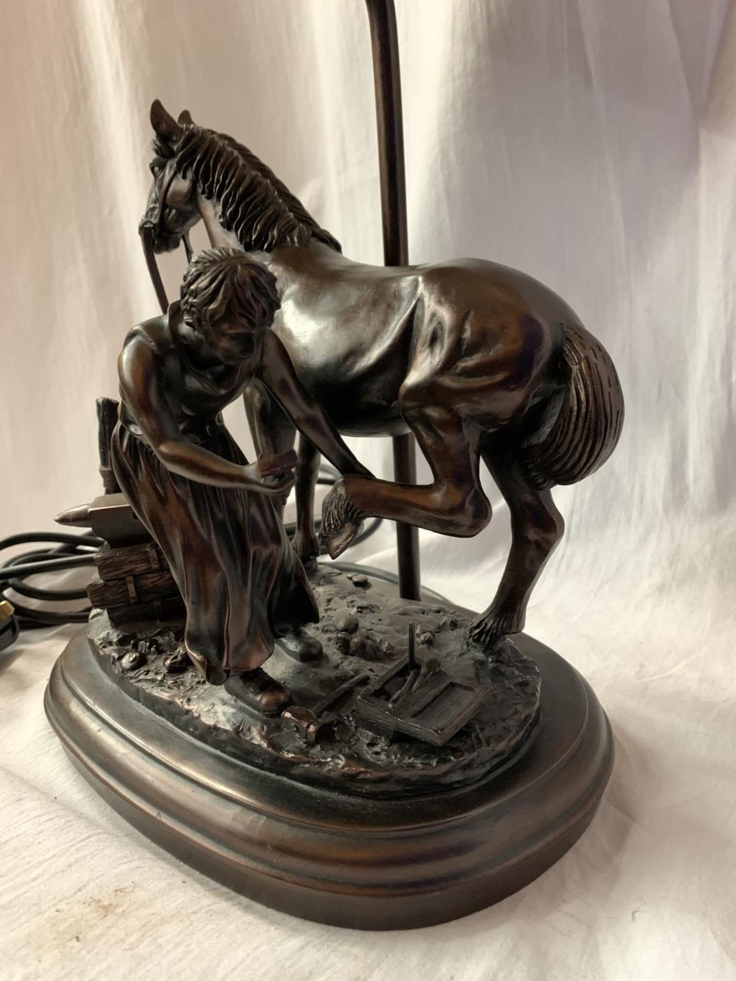 A HIGHLY DECORATIVE TABLE LAMP IN THE FORM OF A HORSE AND BLACKSMITH AT WORK H: TO BULB BASE 38CM - Image 4 of 5