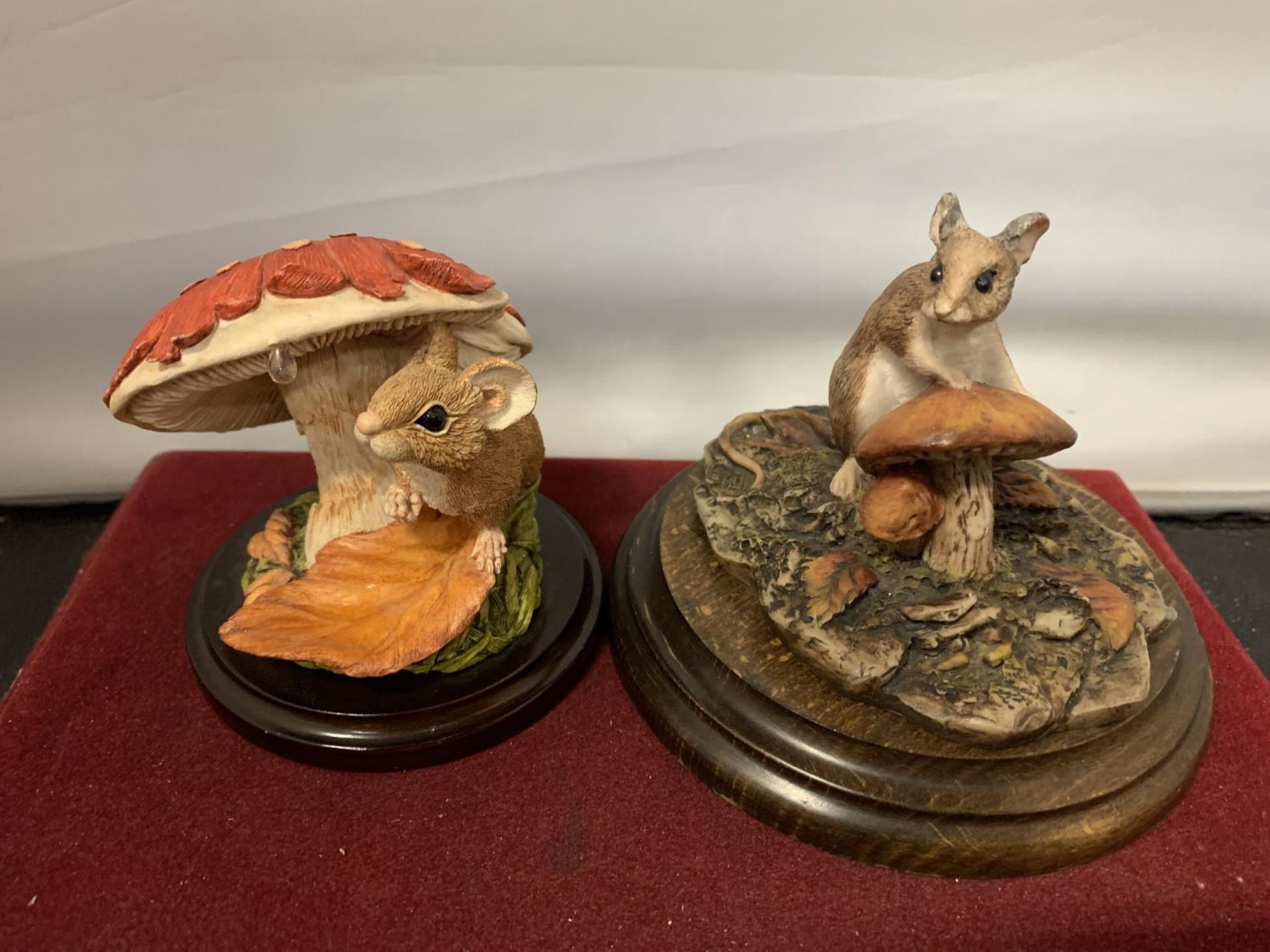 FOUR COUNTRY ARTISTS MOUSE WITH TOADSTOOLS FIGURINES ON WOODEN PLINTHS - Image 3 of 4
